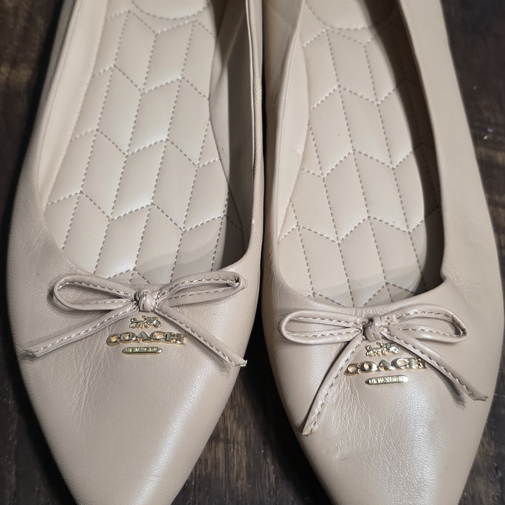 Coach Women's Beige Leather Ballet Flats with Bow and Gold Logo - Picture 2 of 2